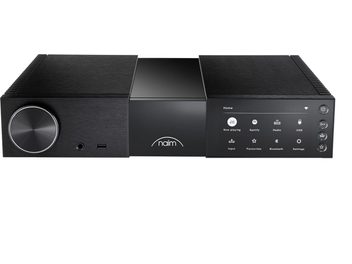 Przedwzmacniacz stereo Naim Audio NSC 222, prostokątna obudowa w matowym czarnym kolorze, przedni panel z wyświetlaczem LCD, pokrętłami i przyciskami