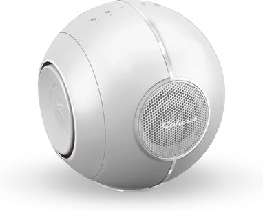 Cabasse The Pearl Myuki witte bluetooth-luidspreker, driekwartaanzicht, bolvormig, geperforeerde voorgrille