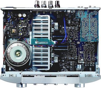 Indvendigt billede af en Marantz PM8003 stereo hi-fi-forstærker, der viser de elektroniske kredsløb, toroidaltransformatoren og kølelegemet