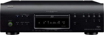 Denon DBP-4010 4K Blu-ray-afspiller set forfra, sort front, blåt display, knapper og diskskuffe
