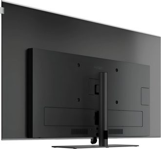 Televizor Loewe Antares 65 černý, zadní pohled se středovým stojanem a tenkými stříbrnými rámečky