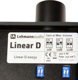 Sluchátkový předzesilovač Lehmann Audio Linear D černý, detailní záběr na zadní štítek a modré přepínače zisku