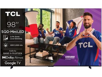 Televizor TCL 98C7L 98 palců s tenkými rámečky, s propagačním fotbalovým vizuálem a zobrazenými technologiemi