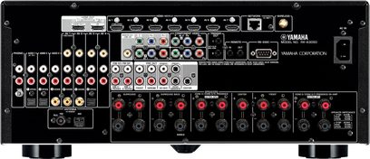 Yamaha RX-A3050 sort hjemmebiografsforstærker, frontpanel, frontvisning, mange lyd/video-stik, knapper og drejeknapper til justering