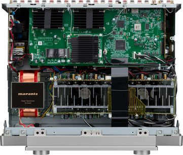 Indvendig visning af Marantz Cinema 50 Serie 2 sort hjemmebiografforstærker med elektronikkort og transformer