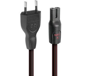 Virtakytkimen etupuoli Audioquest NRG-X2 C7 4,5 m, musta PVC-kuori, jossa ohuet punaiset raidat, kaksinapainen eurooppalainen virtaliitin ja teksturoitu musta muovinen IEC C7 -pääte