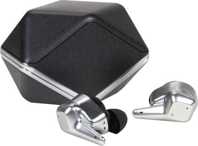 Hõbedased metallist Hifiman Svanar Wireless Bluetooth kõrvasisesed kõrvaklapid mustade silikoonotsikute ja kuldsete tihvtidega, asetatud mattmustale kuusnurksele laadimiskarbile hõbedaste äärtega, vaade kergelt ülevalt