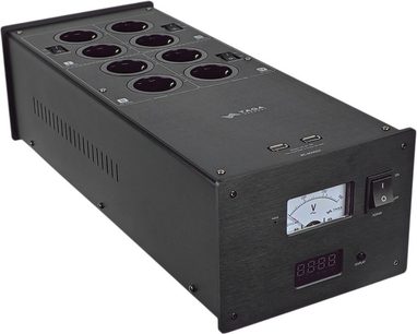 Strømrenser Taga Harmony PC-8000DC sort, set fra vinkel, 8 stik, 2 USB-porte, digitalt display, afbryder