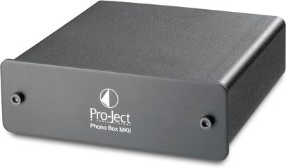 Pro-Ject Phono Box MKII forstærker, mørkegrå mat metalkabinettet, hvidt logo, nærbillede forfra