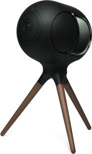 Підставка DEVIALET TREEPOD Deep Forest, дерев'яний штатив коричневого кольору з матовою чорною основою, вид з трьох чвертей, з колонкою