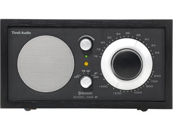 radio da tavolo Tivoli Audio Model One BT nera, pannello frontale retrò, altoparlante rotondo argentato e grande manopola di sintonia bianca
