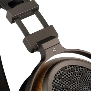 Sivga P2 PRO hifi-hoofdtelefoon, close-up van het donkergrijze rechterscharnier en de bruine oorschelp met opengewerkt rooster