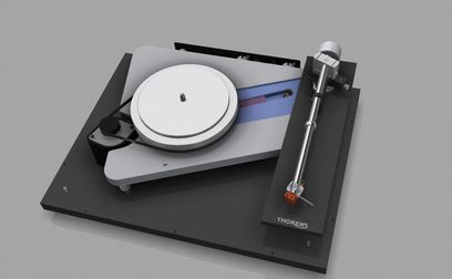 Gramofon Thorens TD 1601 v černém lesklém provedení, pohled shora v perspektivě, raménko, talíř, tlačítka a vypínač