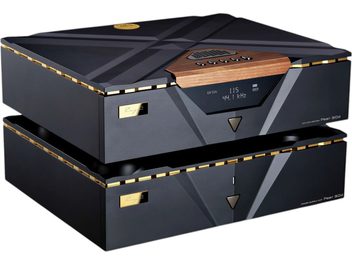 Konwerter audio DAC Cayin Pearl 30D z podwójną, piętrową obudową z matowego czarnego metalu ze złotymi akcentami, geometrycznym frontem z centralnym wyświetlaczem oraz panelem sterowania z drewna, widok z przedniego lewego narożnika