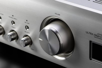 Volumknapp og hodetelefonutgang på den børstede aluminiumsfronten til en sølvfarget Denon PMA-1700NE hi-fi-forsterker
