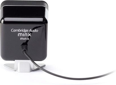 Cambridge Audio Minx Min S sort multimedie-højttaler, set forfra og lidt fra siden, placeret på hvid sokkel, med tilsluttet kabel