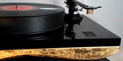 Програвач вінілових платівок Gold Note Mediterraneo з оздобленням під золото, тонарм B7 ceramic. Чорний диск, чорний тонарм, золота головка. Вид зверху
