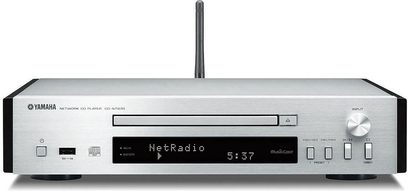 Odtwarzacz CD Yamaha CD-NT670 w kolorze srebrnym z tytanowym wykończeniem, widok z przodu, poziomy kształt prostokątny, srebrna obudowa z przyciskami i wyświetlaczem