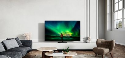 Panasonic TX-65LZ1500E 65" TV viser et grønt nordlys over bjerge i en moderne stue