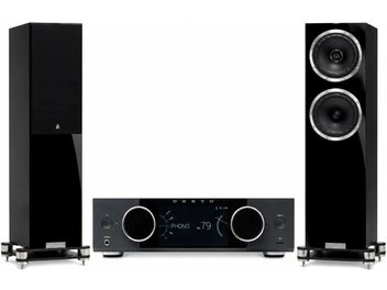 Hi-Fi-Anlage mit schwarzem Onkyo-Verstärker und zwei schwarzen Standlautsprechern, einer davon mit sichtbaren Lautsprecherchassis