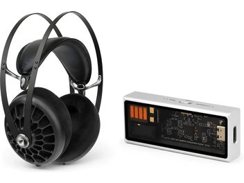 Cuffie nere con archetto in metallo e padiglioni ampi, presentate con adattatore audio USB compatto argentato