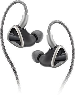Sort og sølv FiiO FH19 in-ear hovedtelefon i metallegering med gennembrudt trekantet front, sorte silikonepropper og grå snoet kabel, nærbillede i trekvart profil