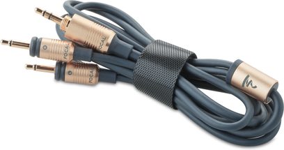 Forgyldte RCA-lydkabler med metalkonnektorer og grå isoleringskappe, rullet sammen på hvid baggrund