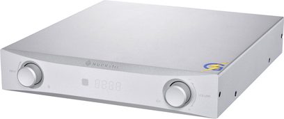 Integrierter Nuprime IDA-9 Hi-Fi-Verstärker in Silber-Aluminium, Dreiviertelansicht von vorne, mit zwei Drehreglern und zentralem Display