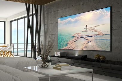 Living modern cu canapea albă, masă de cafea, decorațiuni minimaliste și televizor mare care afișează o plajă tropicală însorită