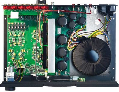 Naim Audio Nait integreret forstærker, indvendigt syn der viser grønne printplader, elektroniske komponenter og sort toroidaltransformator