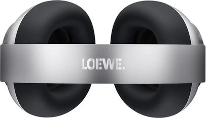 Hi-fi slušalke Loewe Leo v srebrni in črni barvi, pogled na ušesne blazinice z osrednjim naglavnim trakom z logotipom Loewe