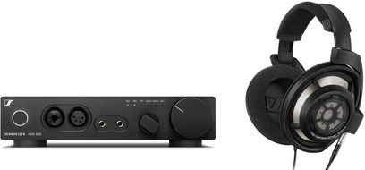 Sennheiser HD 800S açık kulaklık ve HDV 820 kulaklık amplifikatörü, beyaz fon üzerinde ön görünüş