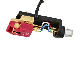 Celulă Audio Technica AT-VM740xML/H montată pe headshell, vedere laterală ușor de sus, corp roșu din plastic cu inserție metalică aurie, cantilever negru vizibil, headshell negru din metal cu levier, cablaj intern multicolor și conector argintiu