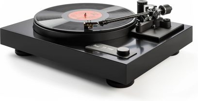 Svart Dual-platespiller, sett i trekvart vinkel, med plate på og tonearm til høyre