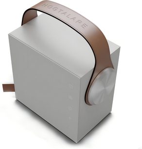 Портативен Bluetooth високоговорител Morel Biggie в бял цвят, кубичен корпус от мат бял пластик с голяма сребриста странична ръчка, вертикално подредени тактилни пиктограми и широка кафява кожена преносна лента, изглед от три четвърти отгоре