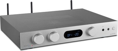 Інтегрований стерео підсилювач Audiolab 6000A Play сріблястого кольору з передньою панеллю, що містить 3 круглих кнопки та центральний цифровий дисплей