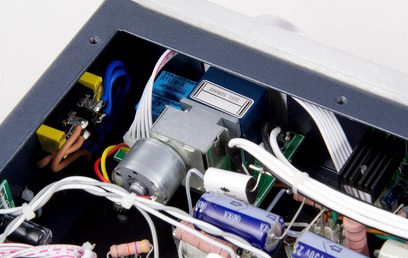 Amplificatore hi-fi a valvole PrimaLuna Evo 300 integrato nero, vista interna dei componenti elettronici e delle valvole termoioniche