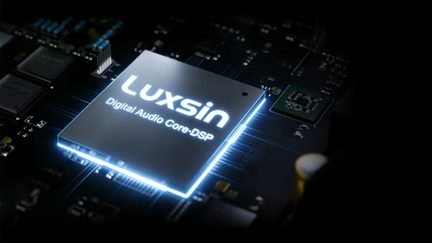 Kék fénnyel megvilágított Luxsin Digital Audio Core-DSP digitális audio chip fekete alaplapon