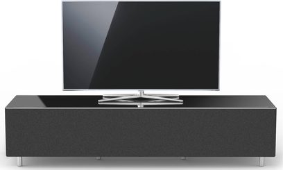 Sort TV-møbel med fladskærm, blanklakeret front, glashylde, metalben, set forfra