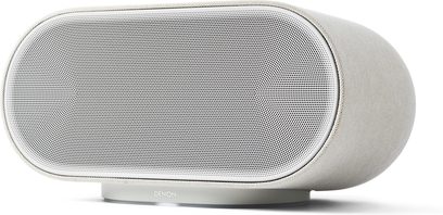Hvid Denon Home 600 trådløs højttaler, oval form, front med metalgitter og stofbeklædt kabinet, set i trekvart profil