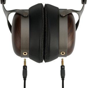 Sivga SV021 PRO -hifikuulokkeet, mustat, lähikuvassa, mustat korvatyynyt, ruskeat kuulokekupit ja irrotetut kaapeliliittimet