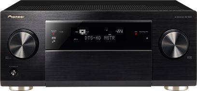 Pioneer SC-1223-K sort hjemmebiografsforstærker, frontvisning, blå display "DTS-HD MSTR", to sølvfarvede drejeknapper