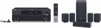 Yamaha AV4105 hjemmebiografsystem bestående af en forstærker, en fjernbetjening og 5 sorte højttalere set forfra