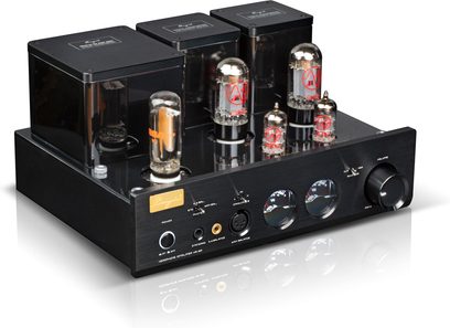 Preamplificador de auriculares Cayin HA-3A negro de aluminio cepillado, vista en tres cuartos desde el frente, tres cubiertas rectangulares de transformador en la parte trasera, seis tubos de vacío verticales en la parte superior, panel frontal equipado con una toma jack de 6,35 mm, un conector XLR, dos vúmetros circulares y un gran botón de volumen