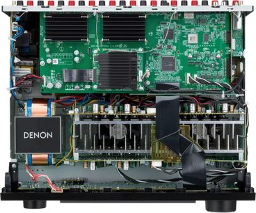 Åbnet Denon AVR-X3900H hjemmebiograf-forstærker, indvendigt set med grønne kredsløb, sorte køleplader og synlig kabelføring