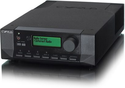 Cyrus Stream XP2 QX netværksaudioafspiller, sort, frontvisning, grønt display, frontknapper og drejeknap