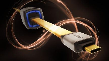 Cavo USB-C piatto giallo con connettori grigi e neri, contorno blu e aloni luminosi arancioni su sfondo nero
