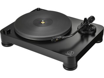 Fekete Audio Technica AT-LP7X lemezjátszó háromnegyed nézetből, nagy tányérral és jobbra elhelyezett egyenes hangkarral