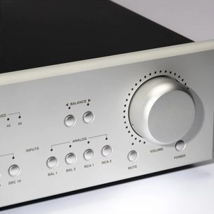 Bryston BR-20 stereoförförstärkare i silver, frontpanel i aluminium med stor volymratt och runda väljarknappar i närbild