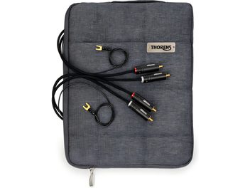 Kabel Thorens PhonoConnect PHS 150 RCA-RCA černý o délce 1,5 m s textilním opletením, černé RCA konektory s červeným a bílým označením, pozlacené vidlice a žluté zemnící vidlice, pohled shora položený na šedém látkovém obalu